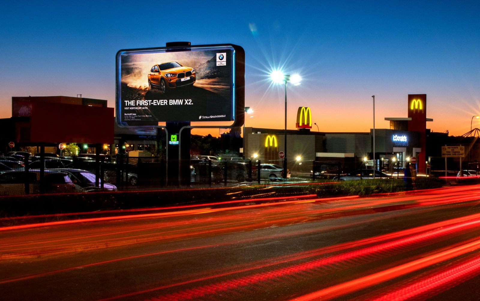 DOOH advertising delivers dynamic, targeted, and interactive content on digital screens in high-traffic locations.