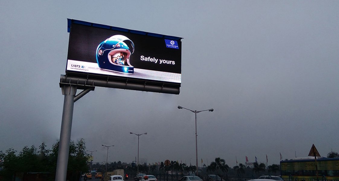 DOOH advertising delivers dynamic, targeted, and interactive content on digital screens in high-traffic locations.