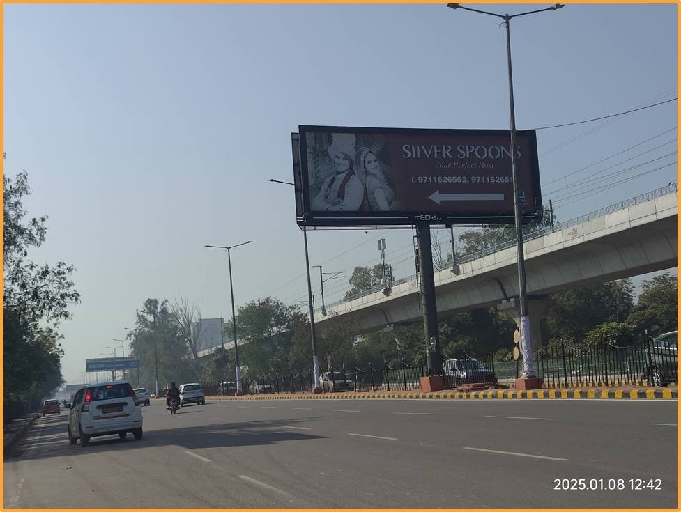 With Ghaziabad serving as a major gateway to Delhi and Uttar Pradesh, highway hoarding advertising companies in Ghaziabad have seen a surge in demand.