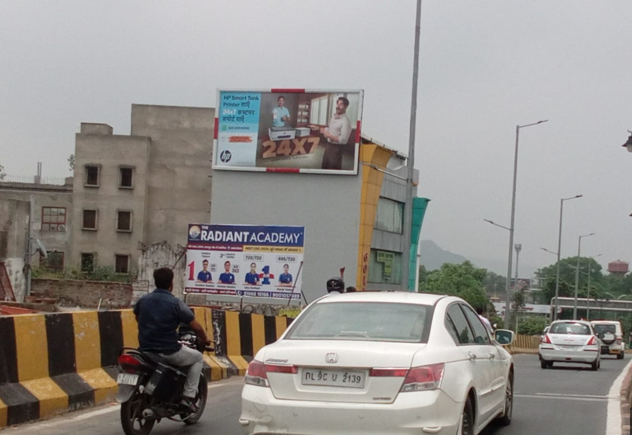 High-impact unipole billboard by leading Unipole Advertising Companies in Rajasthan, strategically placed on a busy highway for maximum brand visibility.